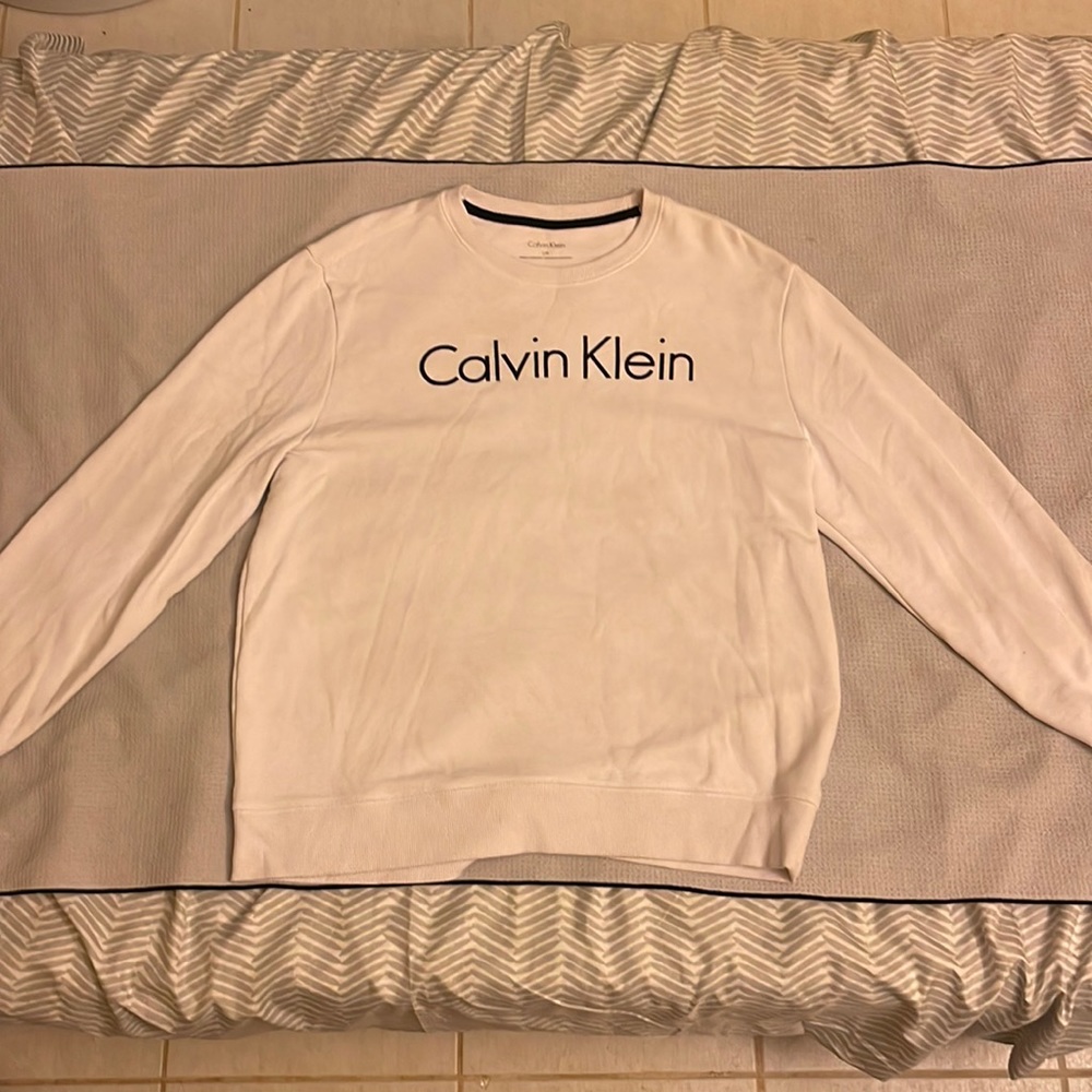 Calvin Klein white crewneck sweater. Great for comfort during the fall/winter